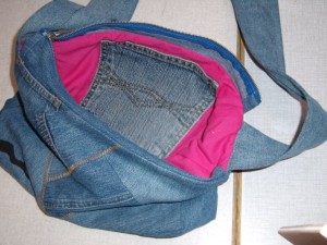 En jeanslomme er genbrugt som indvendig lomme i tasken.